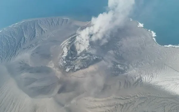 Ilustrasi pemetaan dua klaster sebaran abu vulkanik Gunung Anak Krakatau oleh BMKG yang berdampak pada wilayah udara dan daratan barat Indonesia.