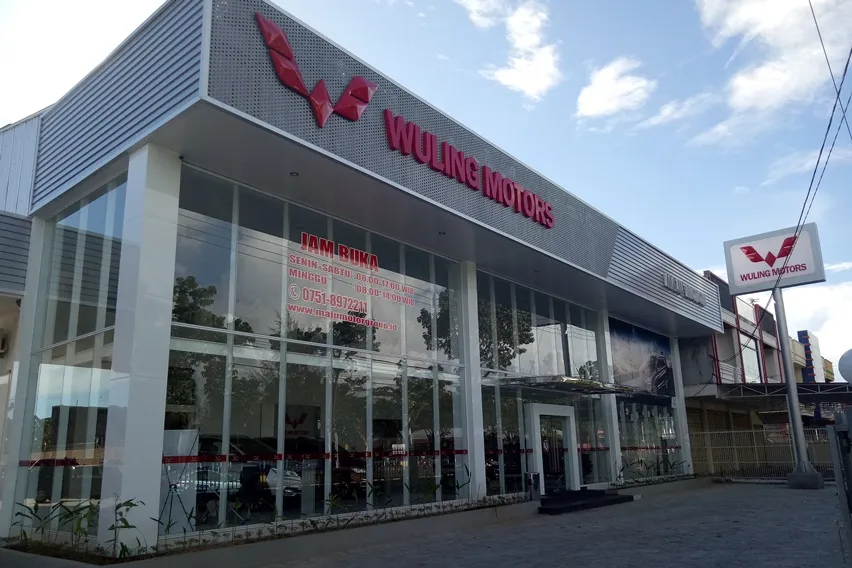 Ilustrasi logo dan diler resmi Wuling Motors sebagai bentuk komitmen perusahaan dalam menjaga kualitas layanan konsumen.