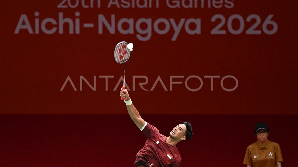 Alwi Farhan melakukan pukulan smash pada laga tunggal putra Asian Games 2026 Aichi-Nagoya