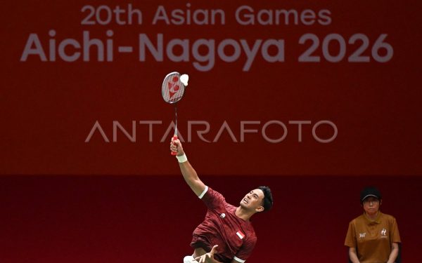 Alwi Farhan melakukan pukulan smash pada laga tunggal putra Asian Games 2026 Aichi-Nagoya