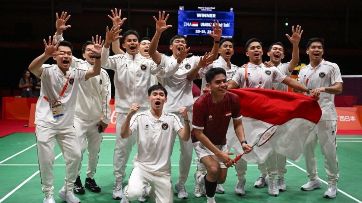 Tim beregu putra Indonesia merayakan kemenangan 3-2 atas China di final beregu putra bulu tangkis Asian Games 2026