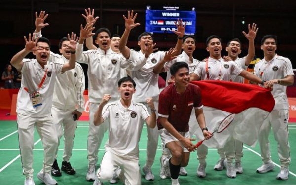 Tim beregu putra Indonesia merayakan kemenangan 3-2 atas China di final beregu putra bulu tangkis Asian Games 2026