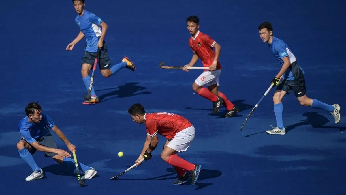 Tim hoki putra Indonesia (merah) beraksi di fase grup Asian Games 2026