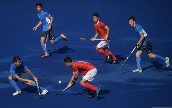 Tim hoki putra Indonesia (merah) beraksi di fase grup Asian Games 2026