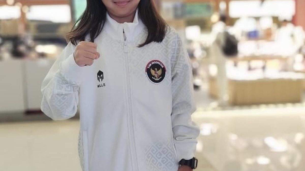 Mikhayla Shanum Caya, skateboarder muda Indonesia, dengan jaket Tim Indonesia