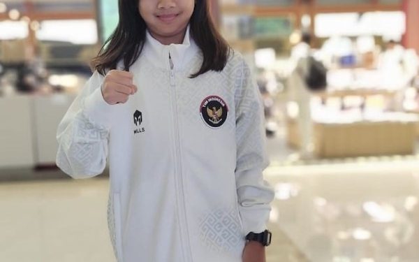 Mikhayla Shanum Caya, skateboarder muda Indonesia, dengan jaket Tim Indonesia