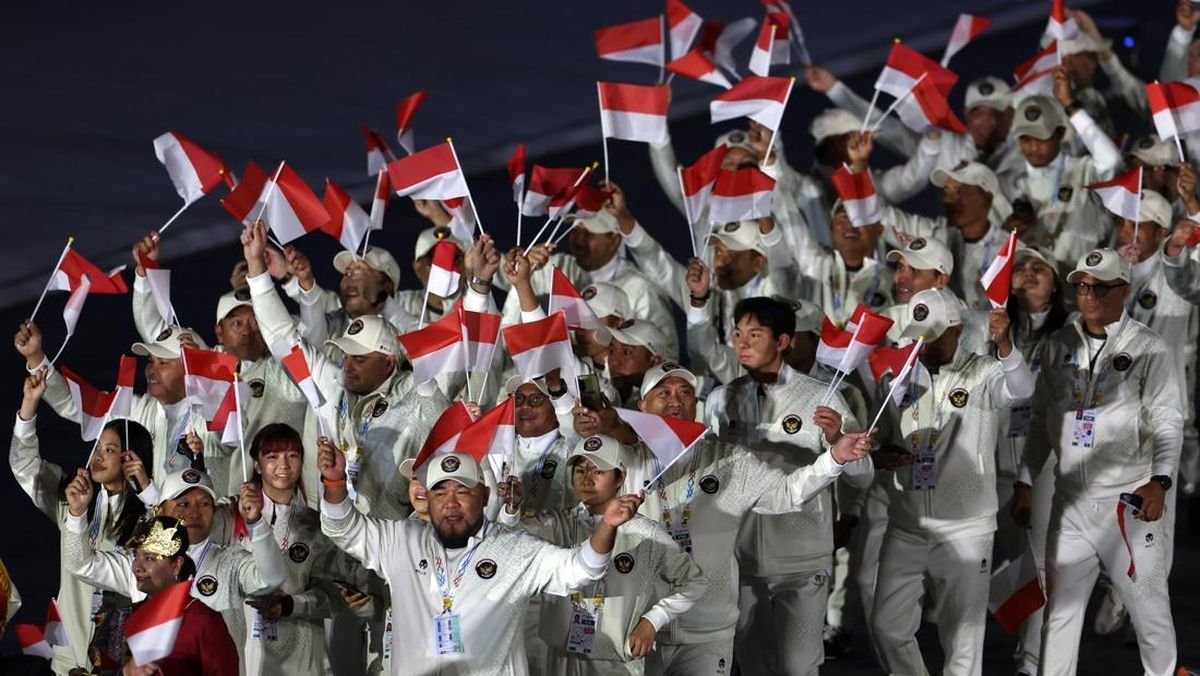 Kontingen Indonesia mengibarkan bendera merah putih Asian Games 2026