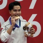 Seraf Naro Siregar menggigit medali perunggu wushu changquan putra Asian Games 2026