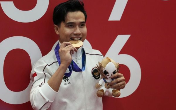 Seraf Naro Siregar menggigit medali perunggu wushu changquan putra Asian Games 2026