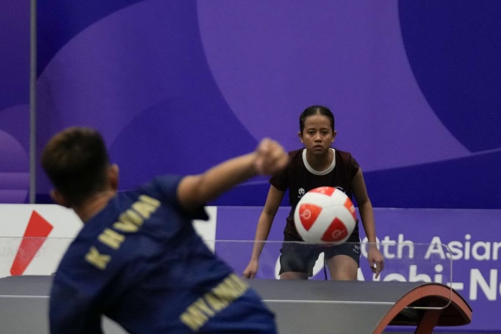 Sumaya melawan atlet Myanmar pada teqball Asian Games 2026