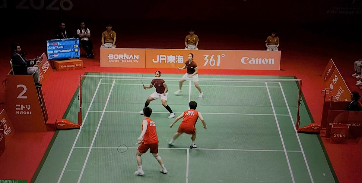 Panel skor siaran laga ganda semifinal tim putri badminton Asian Games 2026: Rachel Allesya Rose dan Febe Setianingrum (Indonesia) melawan Liu Sheng Shu dan Tan Ning (China) pada gim kedua 18-20