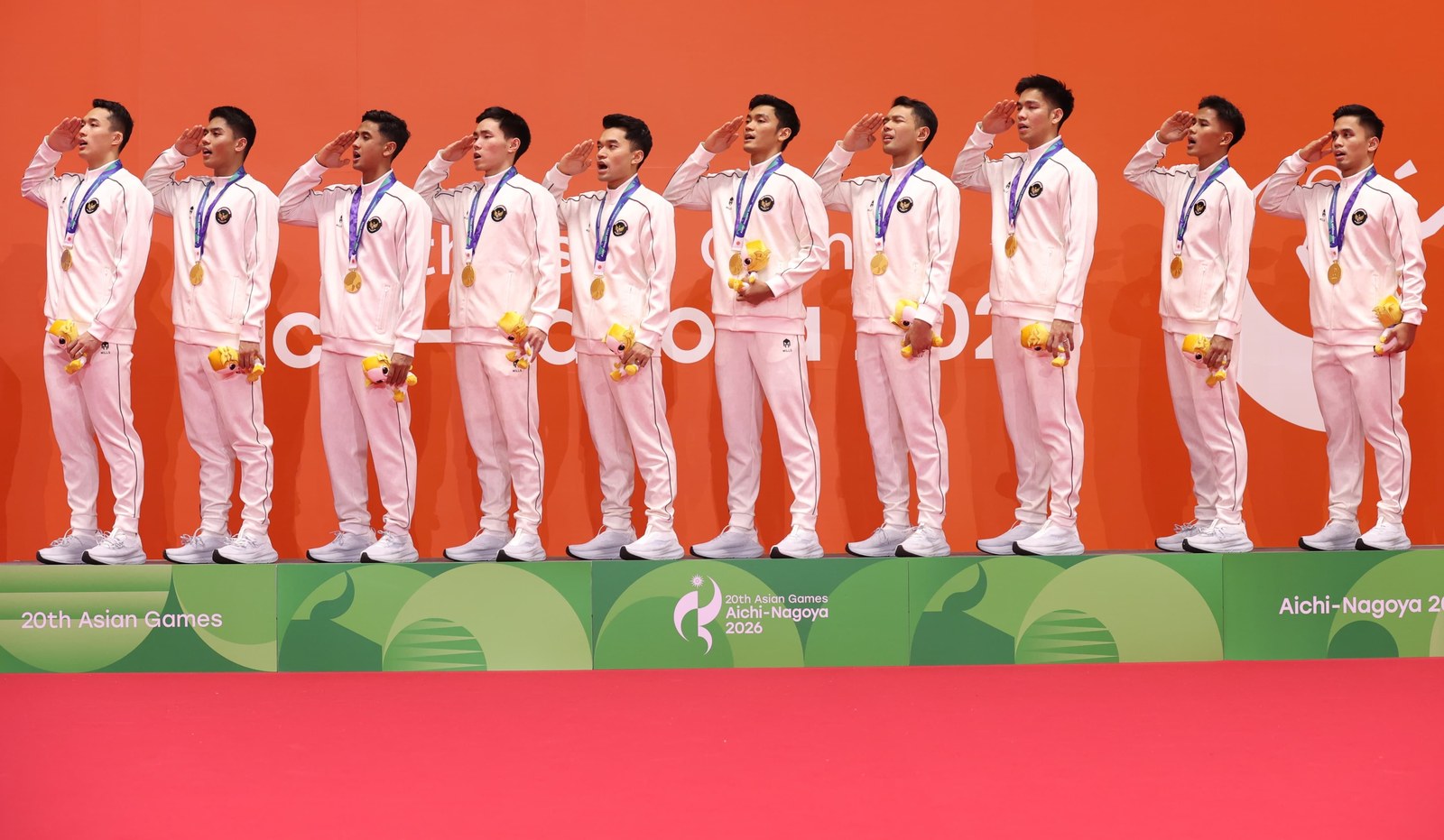 Tim beregu putra Indonesia berbaris menerima medali emas di podium Asian Games 2026 Aichi-Nagoya