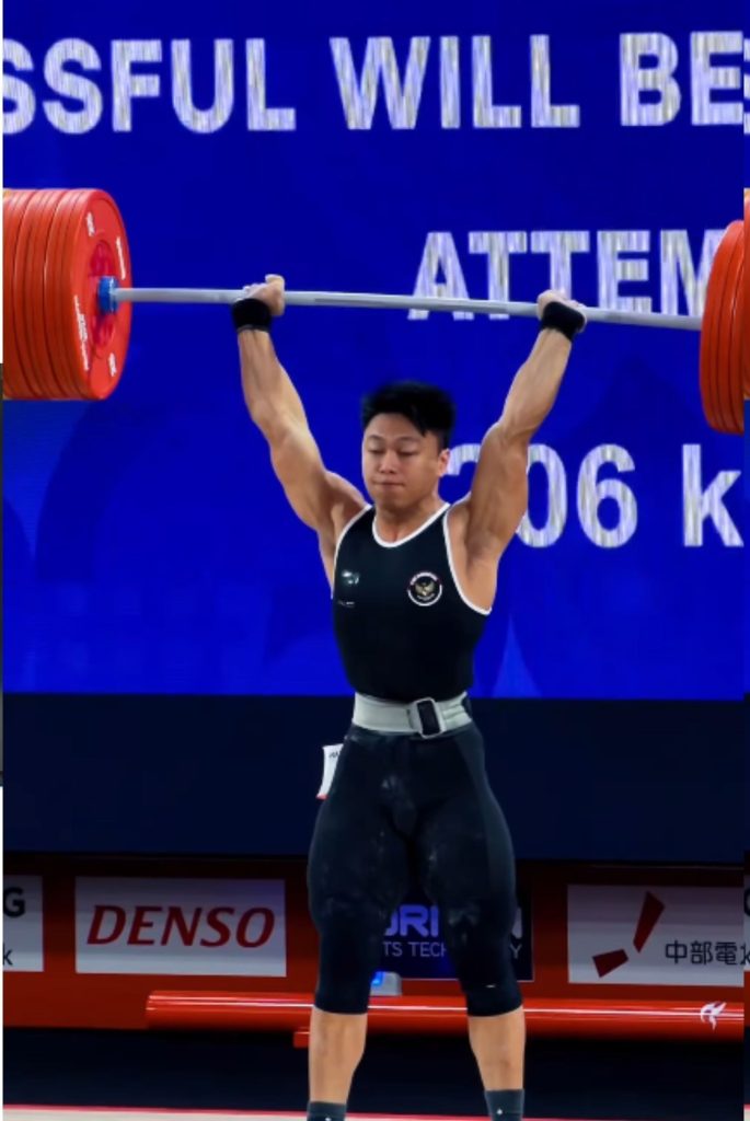 Rahmat Erwin Abdullah sukses melakukan clean jerk 206kg pada final kelas 75kg putra Asian Games 2026