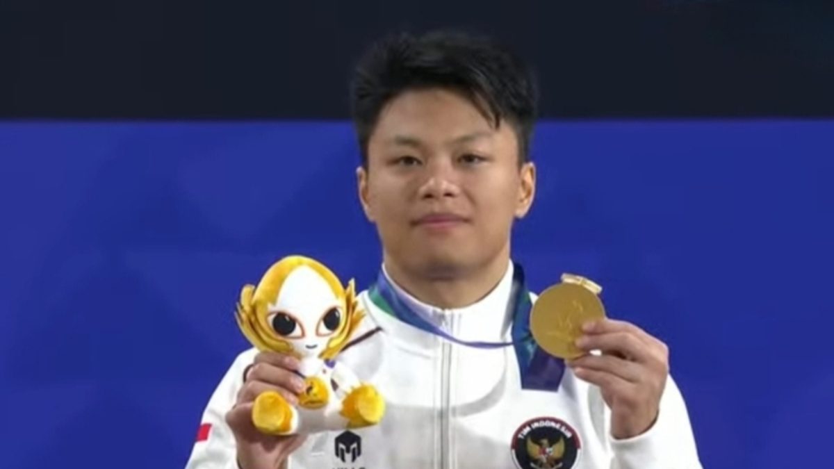 Rahmat Erwin Abdullah memamerkan medali emas angkat besi kelas 75kg putra Asian Games 2026 di Nagoya