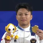 Rahmat Erwin Abdullah memamerkan medali emas angkat besi kelas 75kg putra Asian Games 2026 di Nagoya