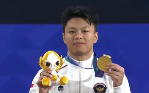 Rahmat Erwin Abdullah memamerkan medali emas angkat besi kelas 75kg putra Asian Games 2026 di Nagoya