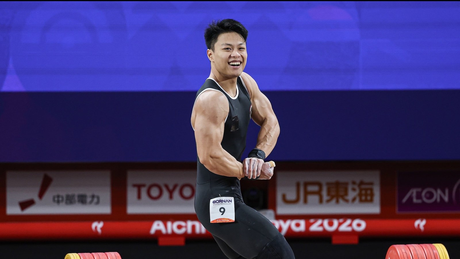 Rahmat Erwin Abdullah tampil di panggung nomor angkat besi 75 kg putra Asian Games 2026