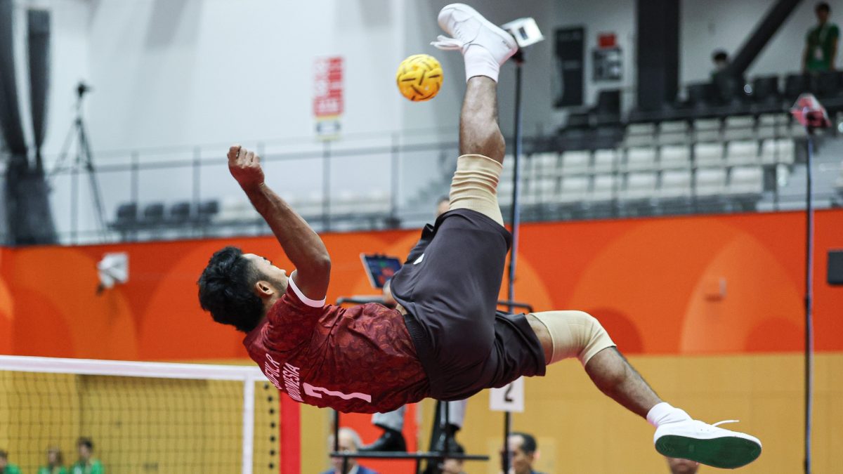 Pemain sepak takraw putra Indonesia melakukan sepak scauna di Asian Games 2026