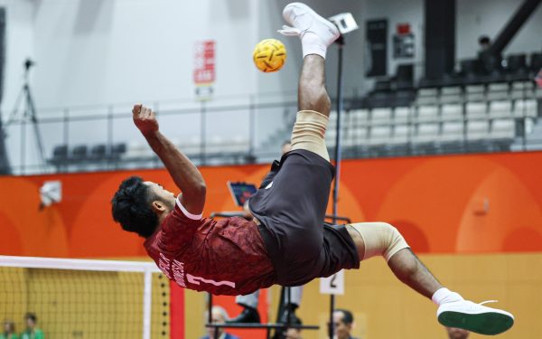 Pemain sepak takraw putra Indonesia melakukan sepak scauna di Asian Games 2026