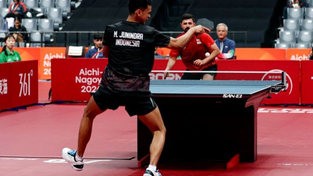 Pemain tenis meja Indonesia, M. Junindra, beraksi di Asian Games 2026