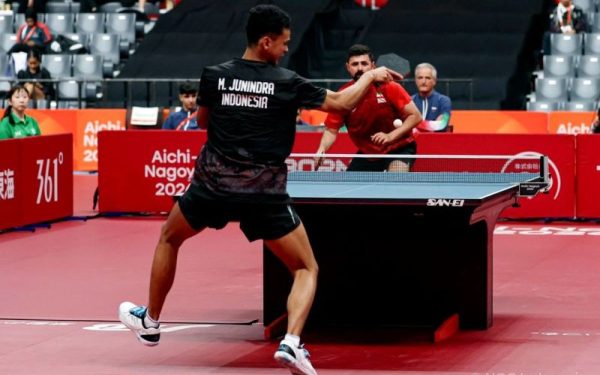 Pemain tenis meja Indonesia, M. Junindra, beraksi di Asian Games 2026