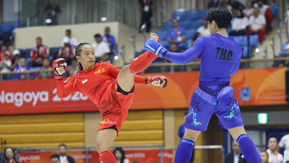 Vallensia Fahira Hotmauli (merah) bertarung melawan petarung Thailand pada semifinal MMA -54kg putri Asian Games 2026 di Nagoya