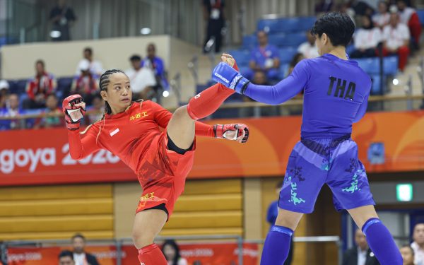 Vallensia Fahira Hotmauli (merah) bertarung melawan petarung Thailand pada semifinal MMA -54kg putri Asian Games 2026 di Nagoya