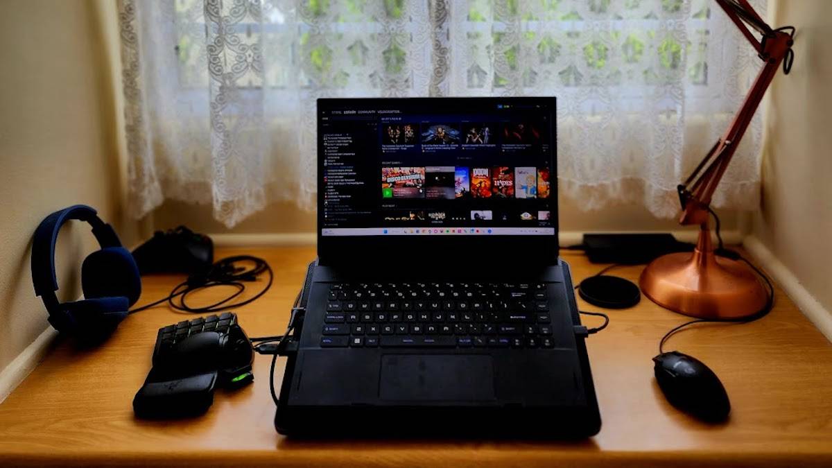 Area kerja dengan laptop dan aksesori pendukung
