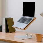 Laptop di dudukan kayu di atas meja belajar