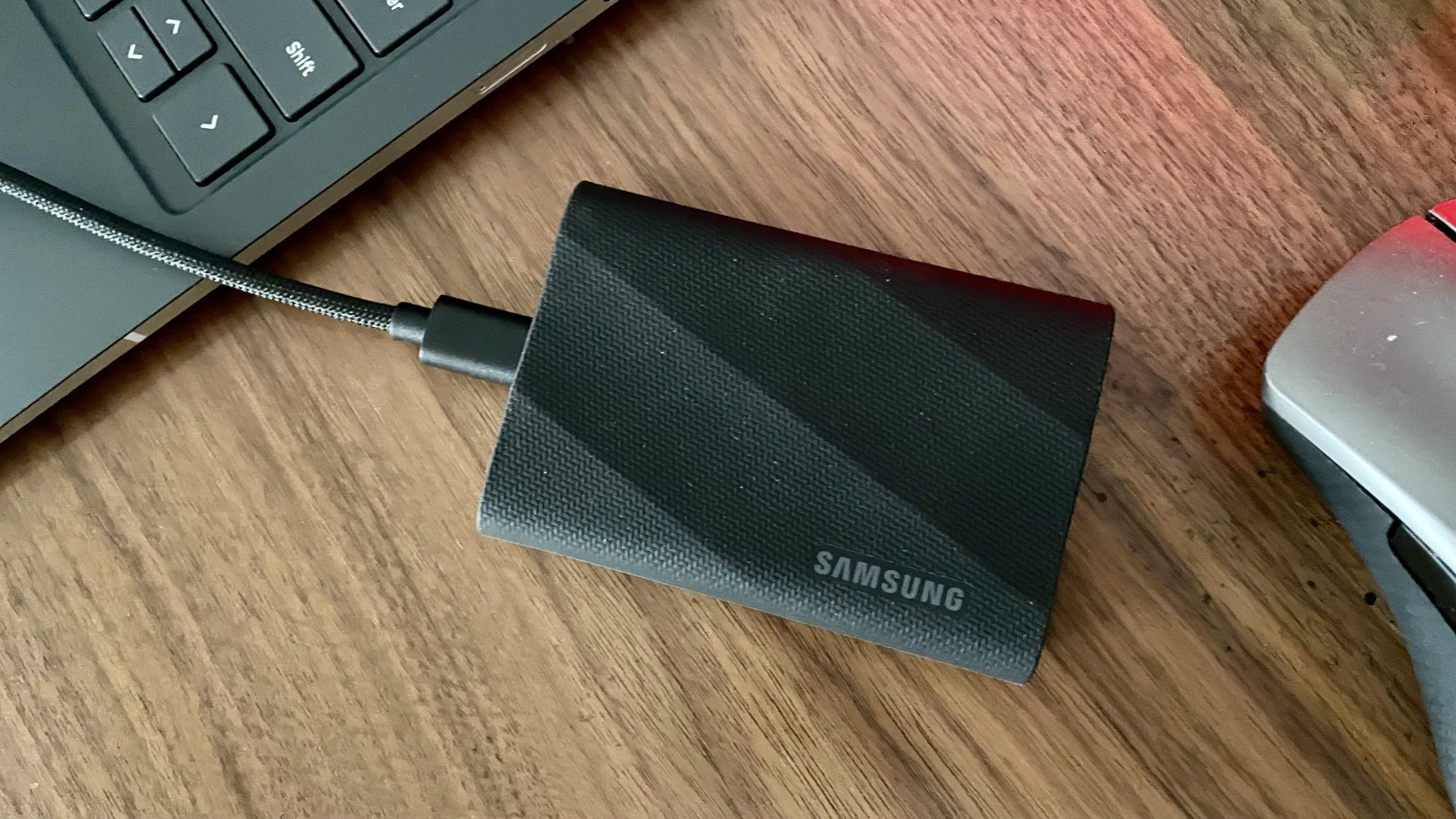 Solid state drive eksternal di samping laptop