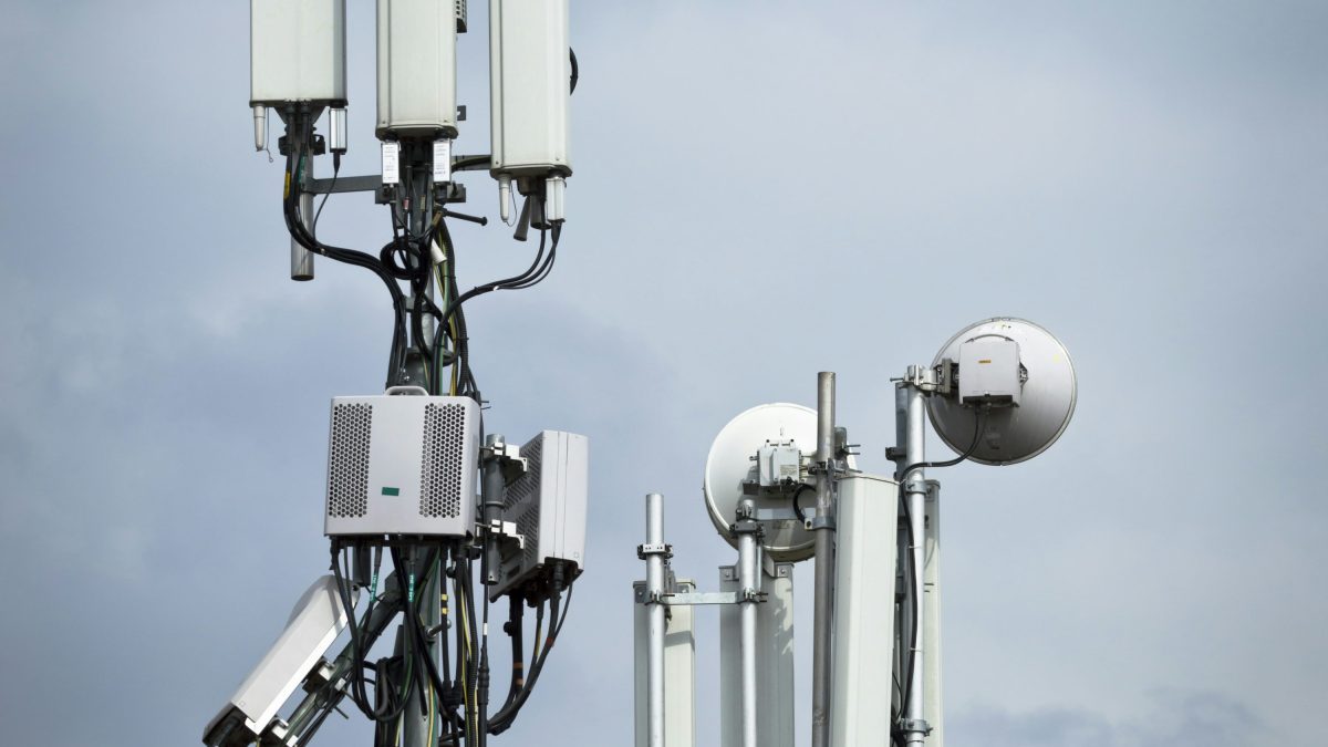 Menara telekomunikasi dengan antena seluler