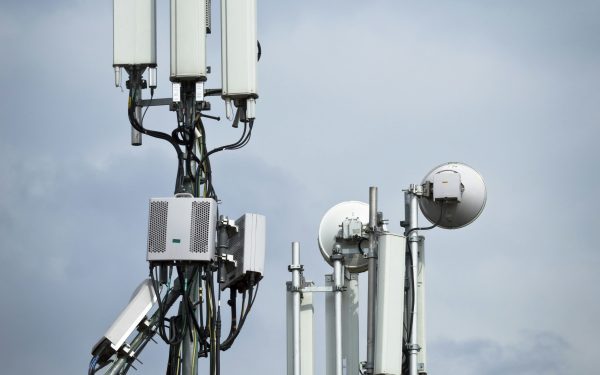Menara telekomunikasi dengan antena seluler