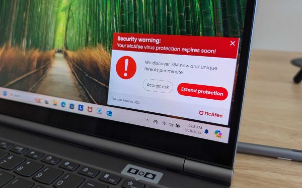Laptop dengan peringatan keamanan di layar