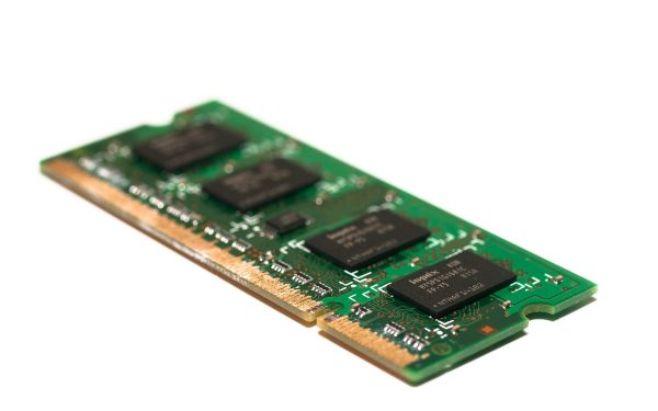 Modul RAM dipegang di tangan