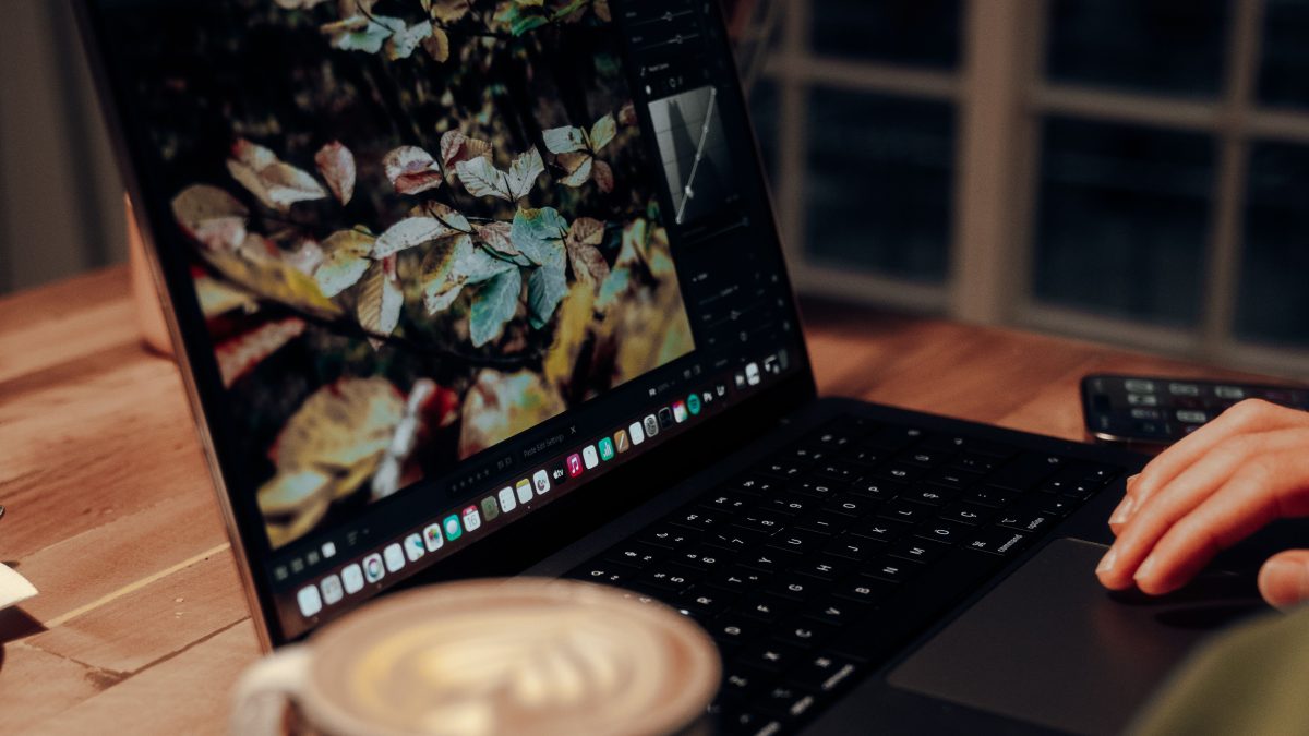 Gembok digital di atas keyboard laptop sebagai simbol keamanan