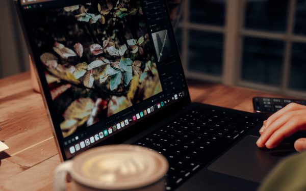 Gembok digital di atas keyboard laptop sebagai simbol keamanan