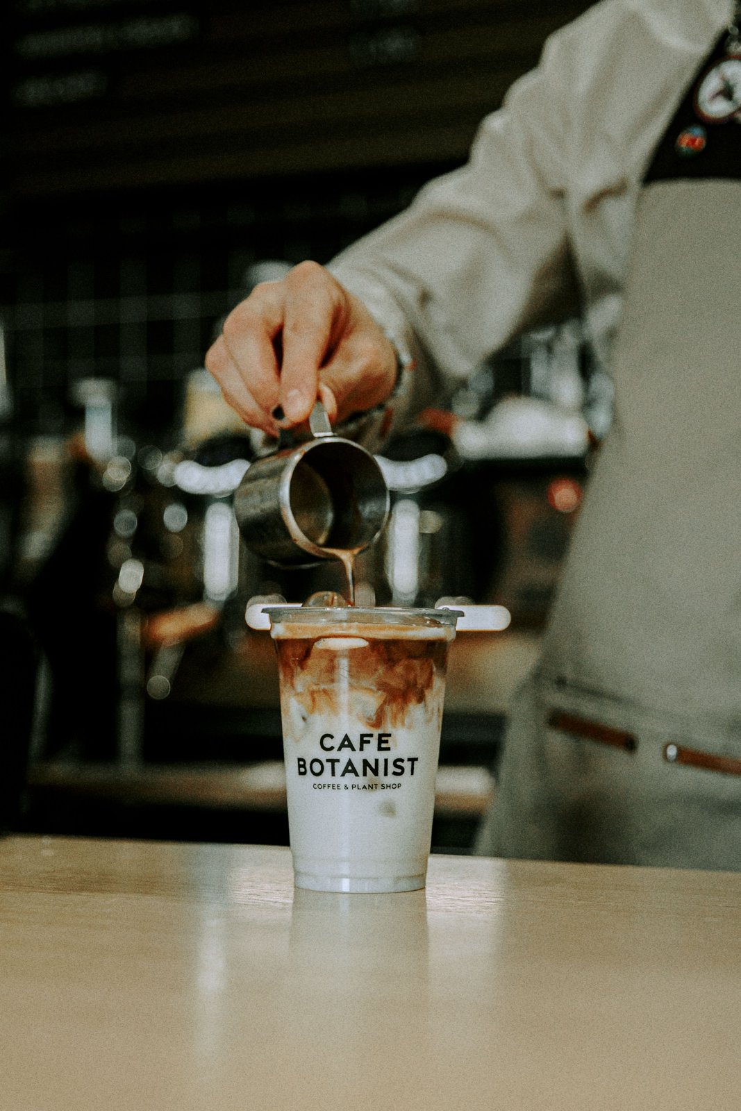 Barista menuang espresso ke dalam gelas
