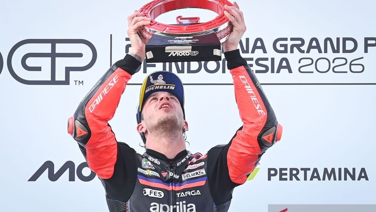 Marco Bezzecchi mengangkat trofi juara MotoGP Mandalika 2026