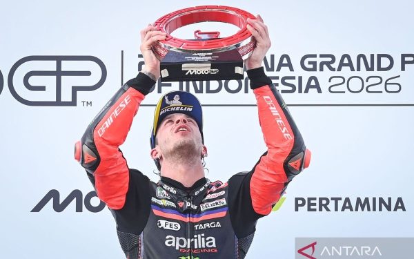 Marco Bezzecchi mengangkat trofi juara MotoGP Mandalika 2026