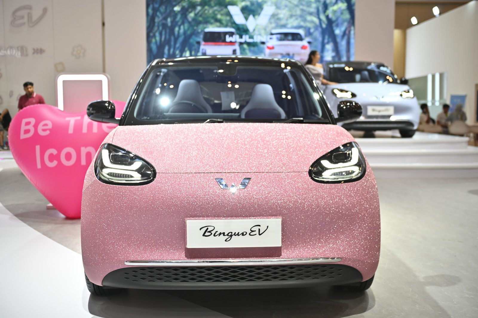 Wuling BinguoEV dipamerkan di ruang pamer dengan balon ikon