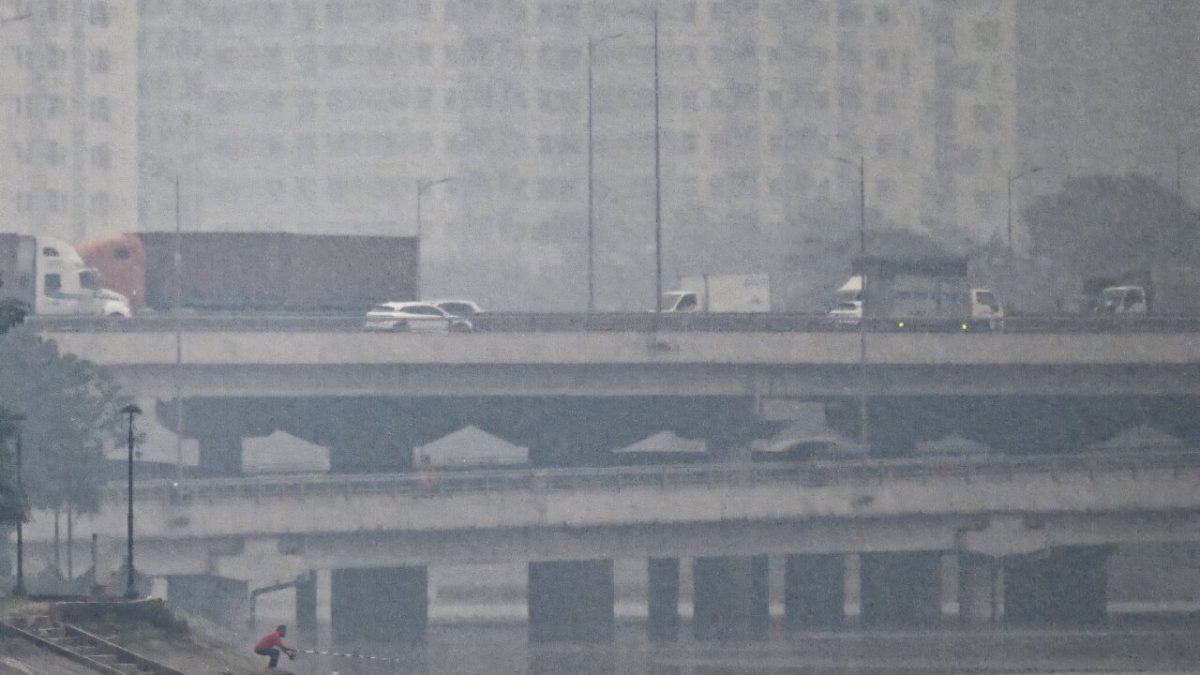 Udara kabur menutupi jalan layang dan gedung kota akibat polusi