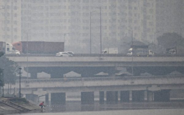 Udara kabur menutupi jalan layang dan gedung kota akibat polusi