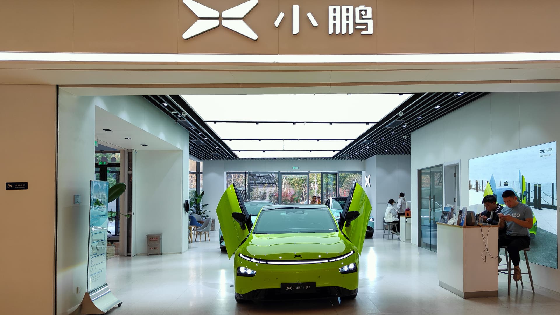 Mobil listrik dipajang di showroom kendaraan