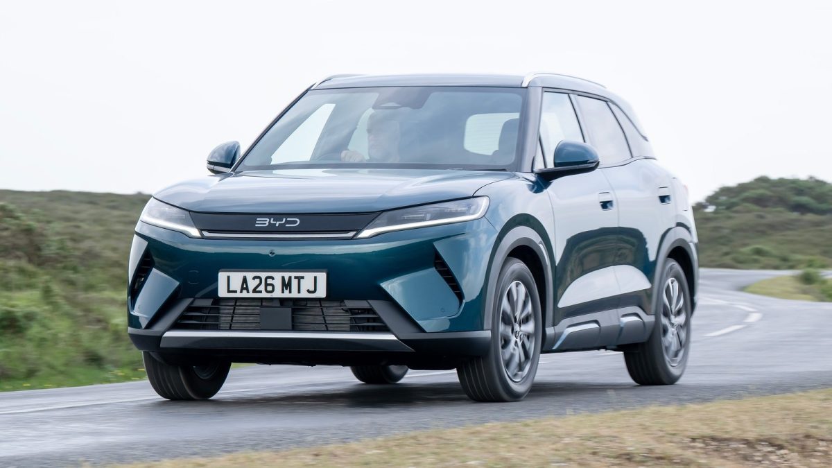 SUV listrik BYD melaju di jalan