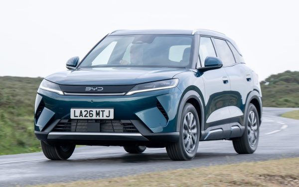SUV listrik BYD melaju di jalan