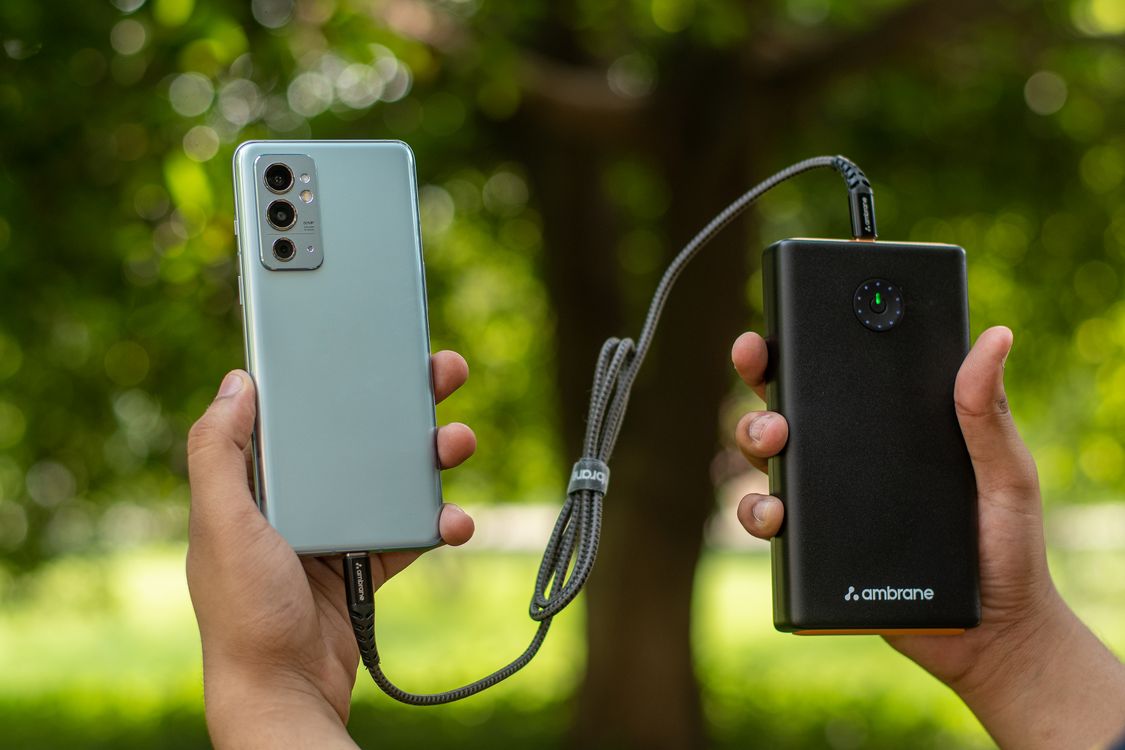 Seseorang mengisi daya ponsel dari power bank