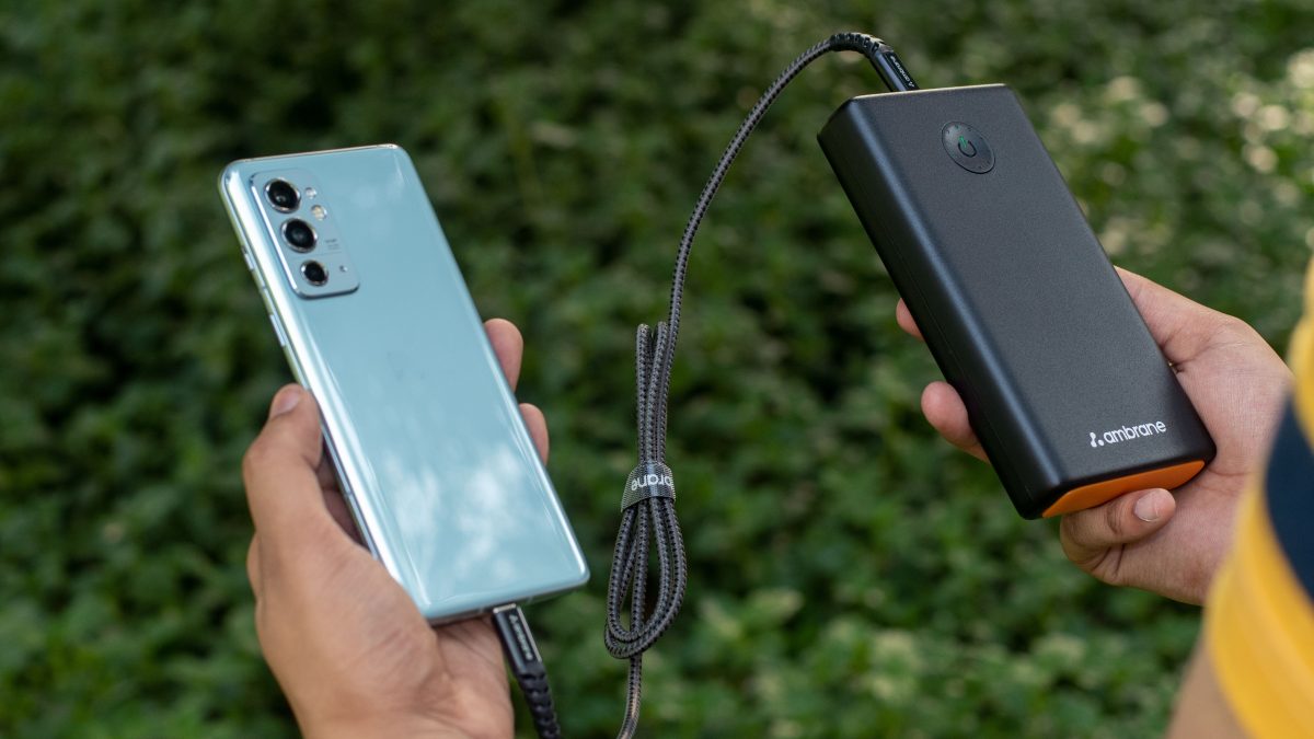 Power bank mengisi daya ponsel di luar ruangan