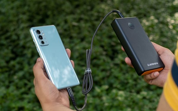 Power bank mengisi daya ponsel di luar ruangan
