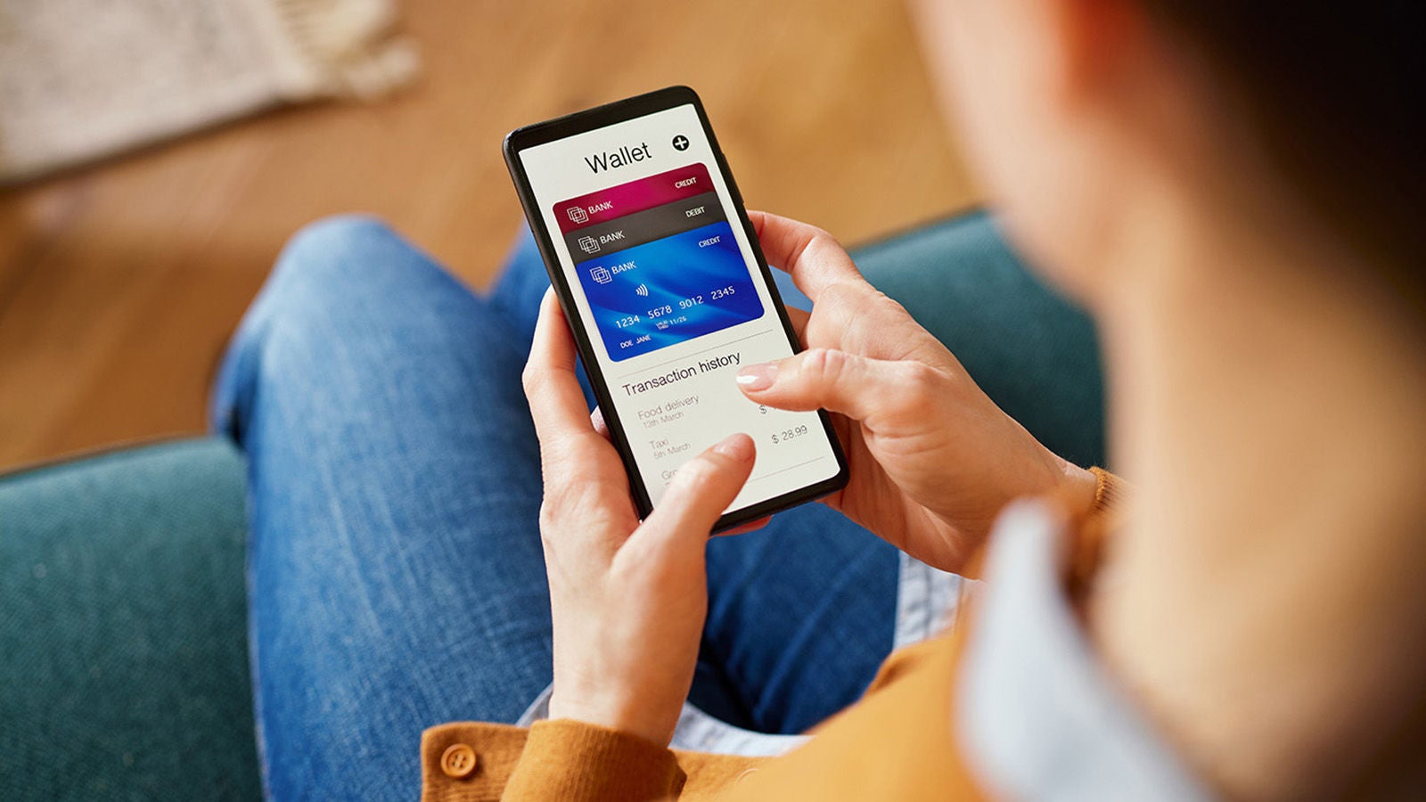 Seseorang membuka aplikasi dompet digital di ponsel