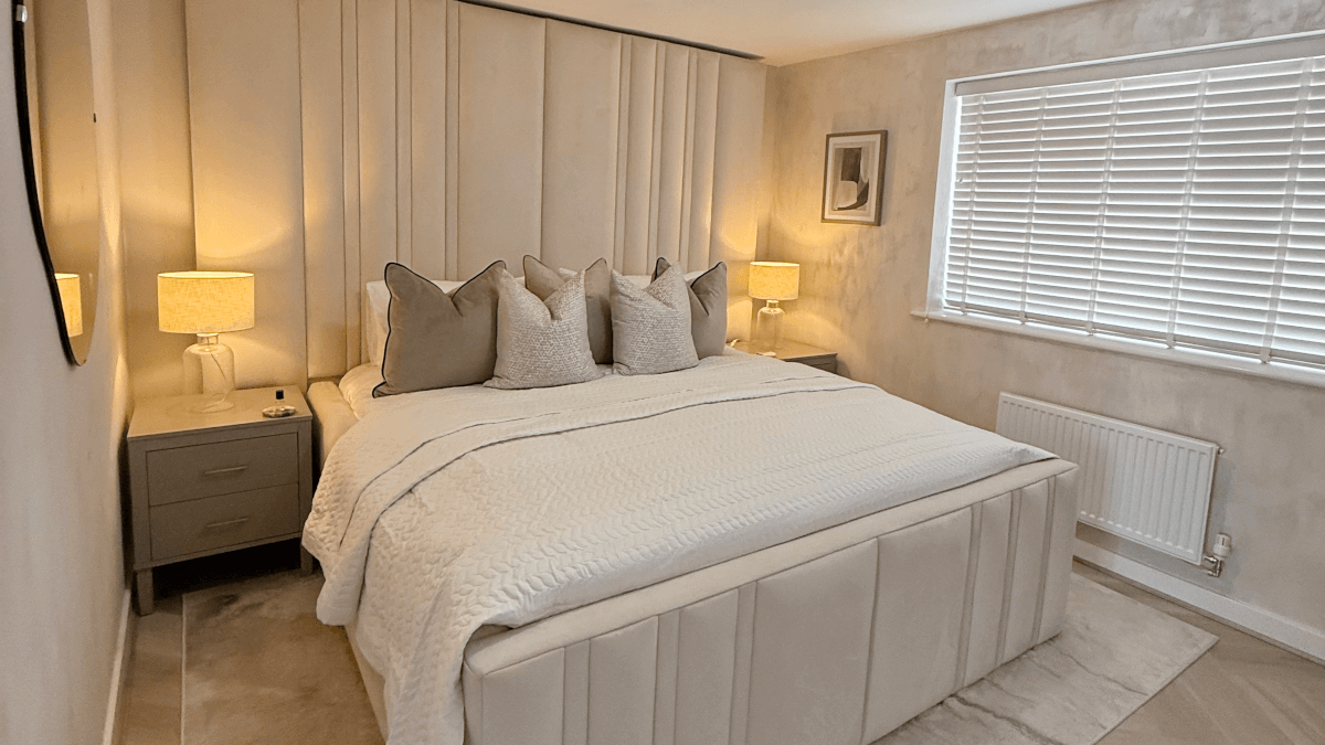 Kamar tidur bersih dengan tempat tidur putih